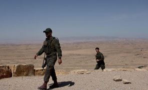 Israel mobiliza dezenas de milhares de reservistas