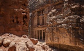 Jordânia retira centenas de turistas devido a inundações em Petra