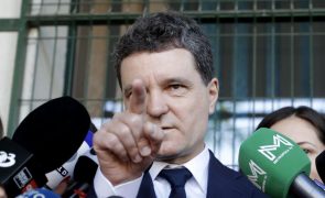 Pró-europeu Nicusor Dan passa à segunda volta com populista George Simion nas presidenciais na Roménia