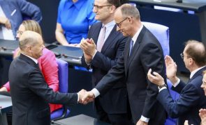 Friedrich Merz eleito chanceler da Alemanha no parlamento à segunda volta