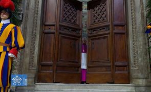 Portas fechadas, cardeais iniciam formalmente a escolha do novo papa