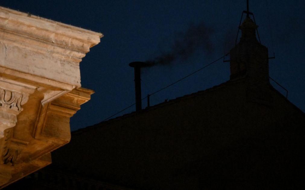 Fumo negro na chaminé do Vaticano