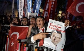 Oposição junta dezenas de milhares de pessoas em Istambul