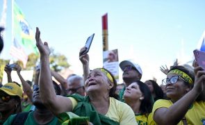 Manifestantes bolsonaristas pedem amnistia no regresso 'ao lugar do crime'