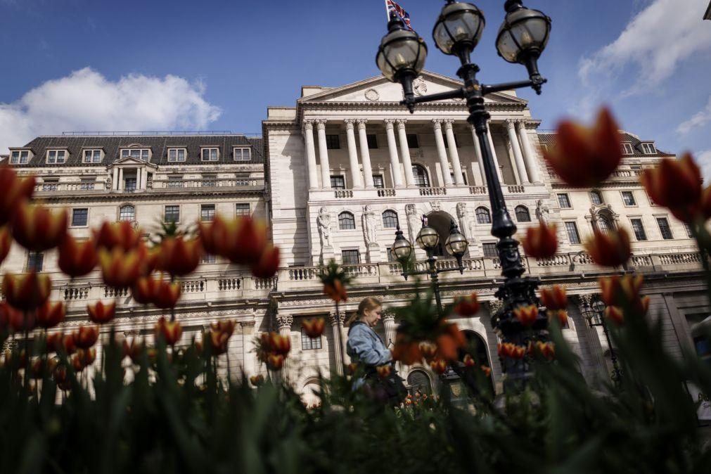 Banco de Inglaterra desce taxa diretora de 4,5% para 4,25%