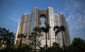 Operadora do jogo em Macau Melco duplica lucros no primeiro trimestre de 2025