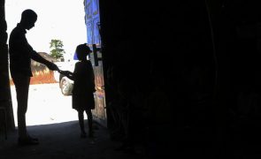 Angola tem défice de mais de 2.500 escolas e 60 mil professores
