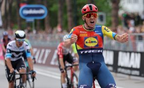Mads Pedersen vence etapa inaugural do 'Giro' e é 1.º líder