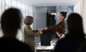 Cidade Universitária enche-se para voto antecipado num processo sem filas