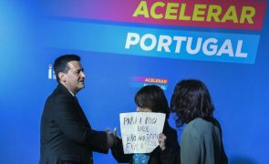 Estudantes que atingiram líder da IL criticam alegada inação sobre combustíveis