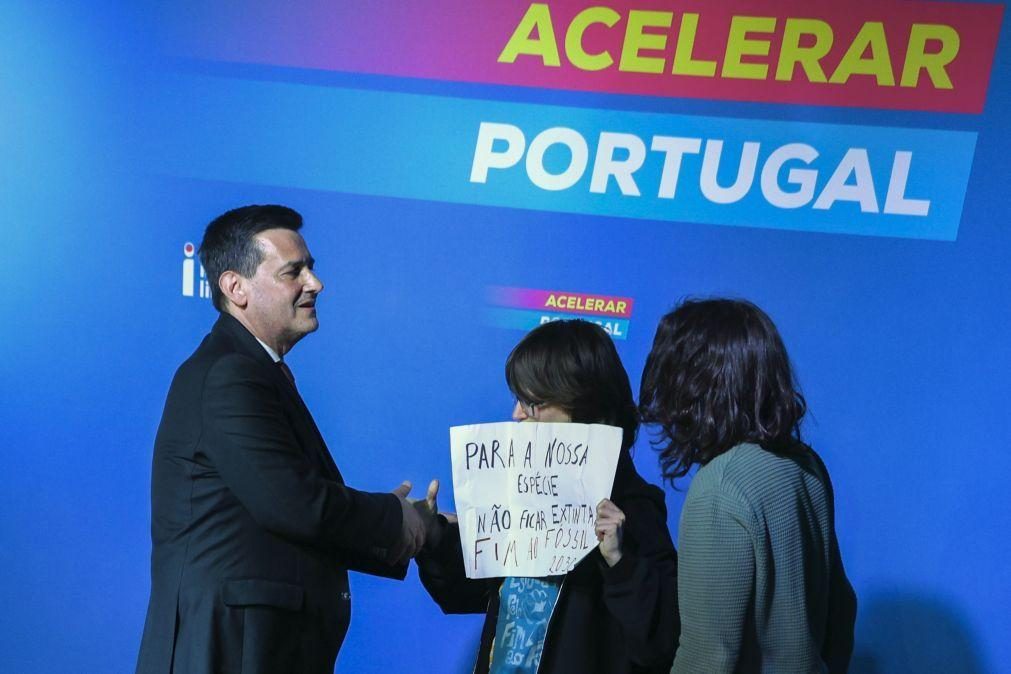 Estudantes que atingiram líder da IL criticam alegada inação sobre combustíveis