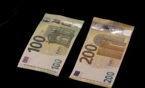 Euro cai e fica abaixo de 1,11 dólares