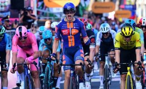 Giro: Casper van Uden estreia-se a vencer em grandes Voltas impondo-se em Lecce