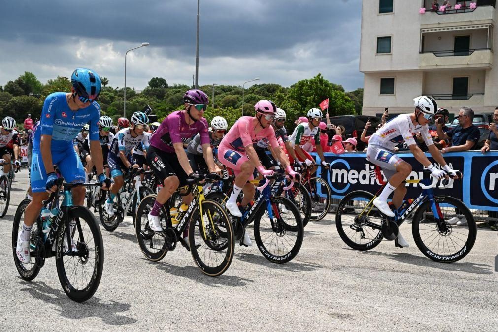 Pedersen alcança 'hat-trick' e reforça a liderança da geral no Giro