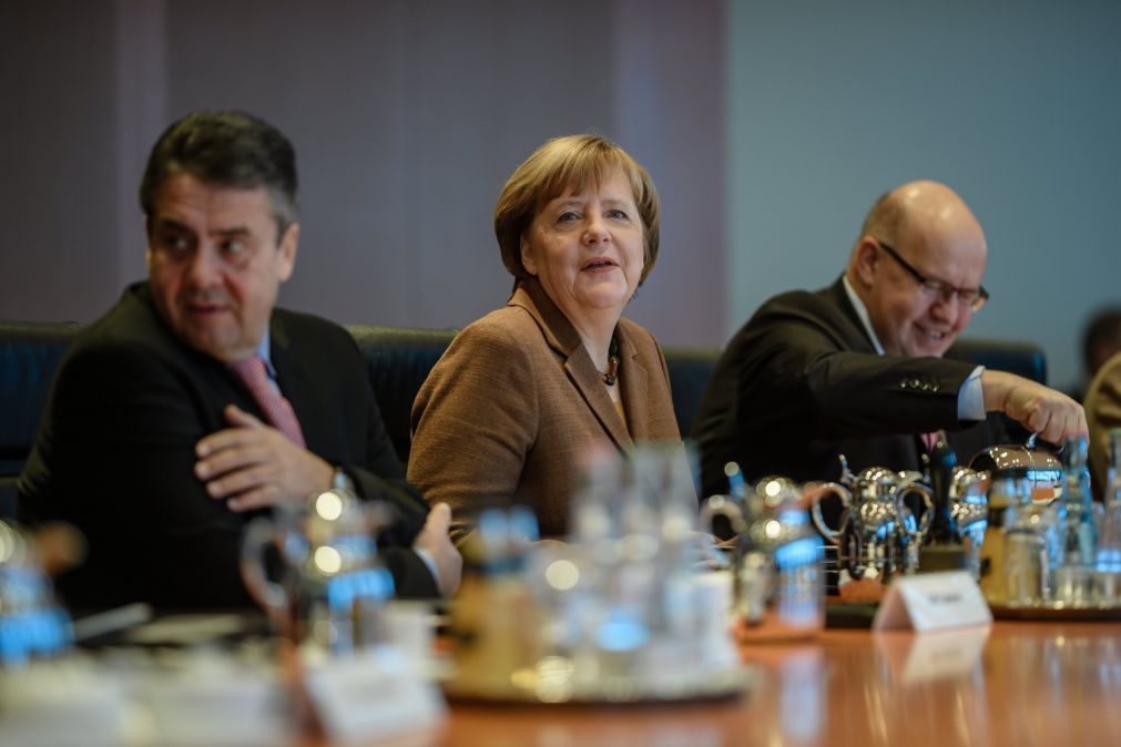 Merkel otimista quanto a coligação, Schulz fala em acordo «notável»