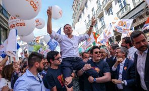 Montenegro desce o Chiado a prometer diálogo e combate à manipulação da informação