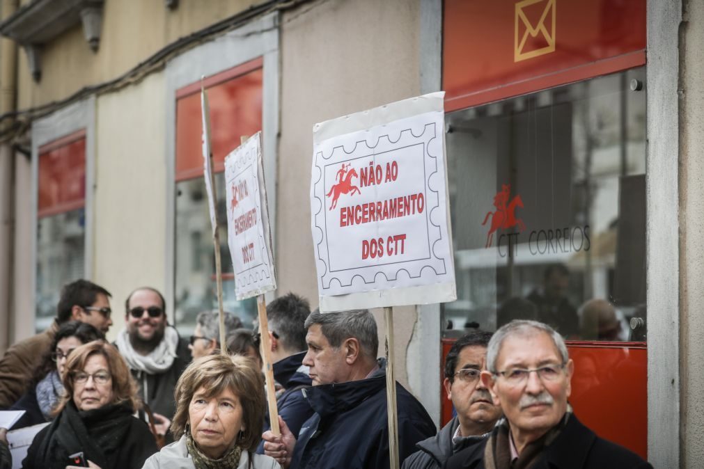 Três dezenas protestam contra encerramento dos CTT no Socorro, em Lisboa