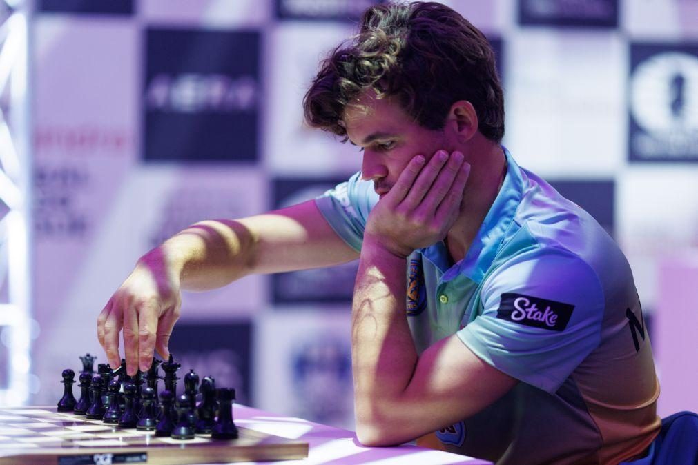 Grande mestre do xadrez Magnus Carlsen enfrenta empate em jogo contra 140 mil pessoas