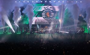 Jogadores do Sporting chegam ao Marquês perante milhares de pessoas