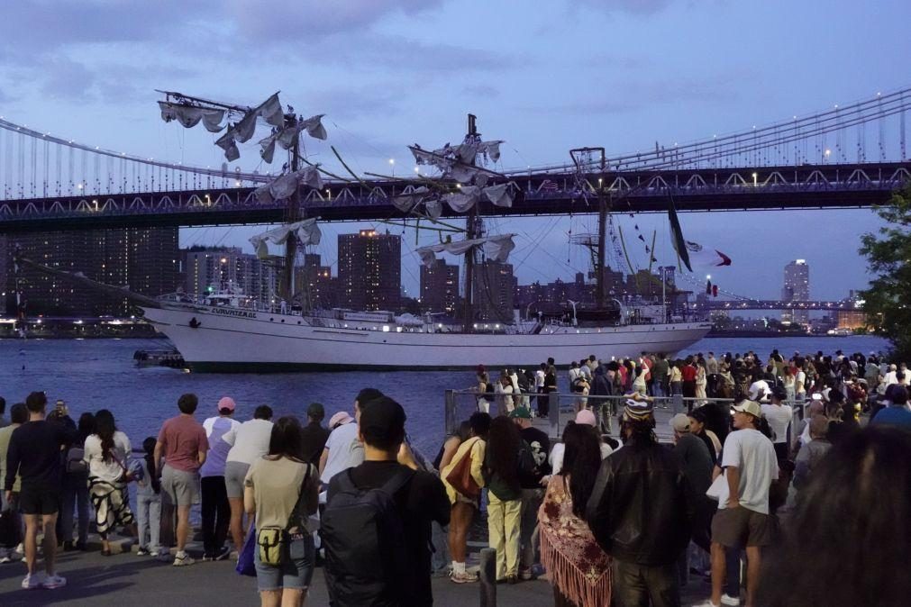 Navio-escola mexicano embate na ponte de Brooklyn em Nova Iorque e deixa 19 feridos