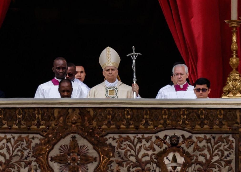 Papa Leão XIV recebeu emocionado símbolos do poder papal