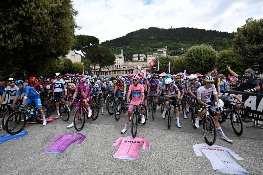 Van Aert completa trilogia e Del Toro veste a rosa em acidentada etapa do Giro
