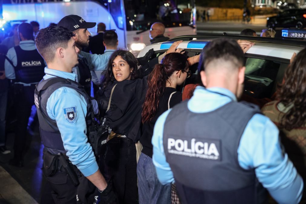 Ativistas climáticos protestam e são retirados pela PSP frente ao hotel da AD