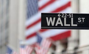 Wall Street abre em queda após Moody's baixar 'rating' dos EUA