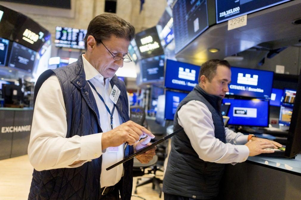 Wall Street fecha em baixa devido à incógnita na política orçamental e comercial