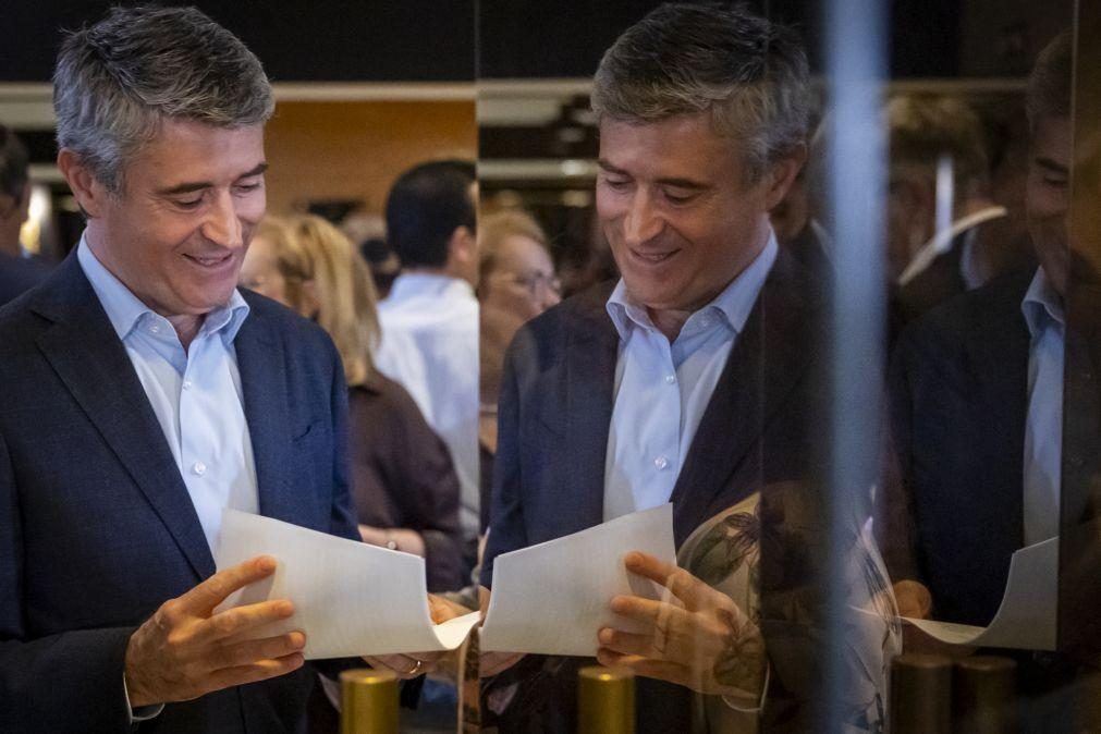 Carneiro quer ouvir todos no PS e promete oposição
