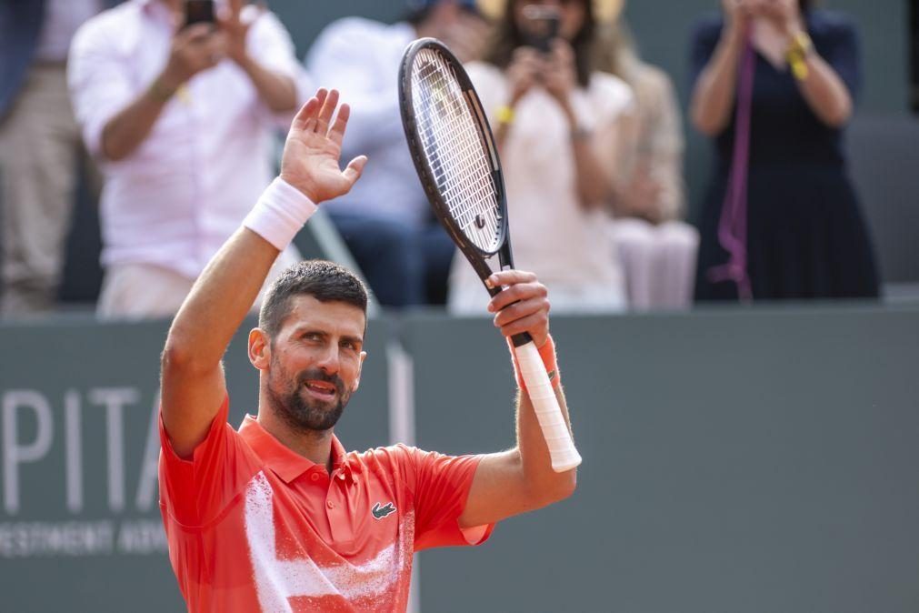 Tenista Novak Djokovic chega aos 100 troféus com vitória no torneio de Genebra