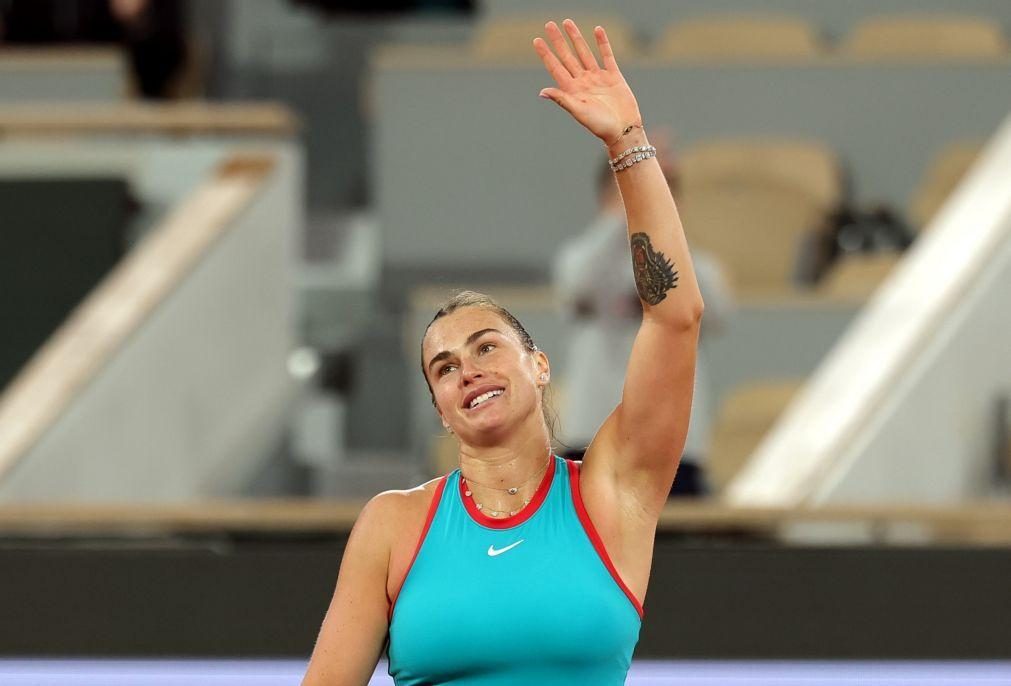 Número um mundial Aryna Sabalenka qualifica-se para a segunda ronda em Roland Garros