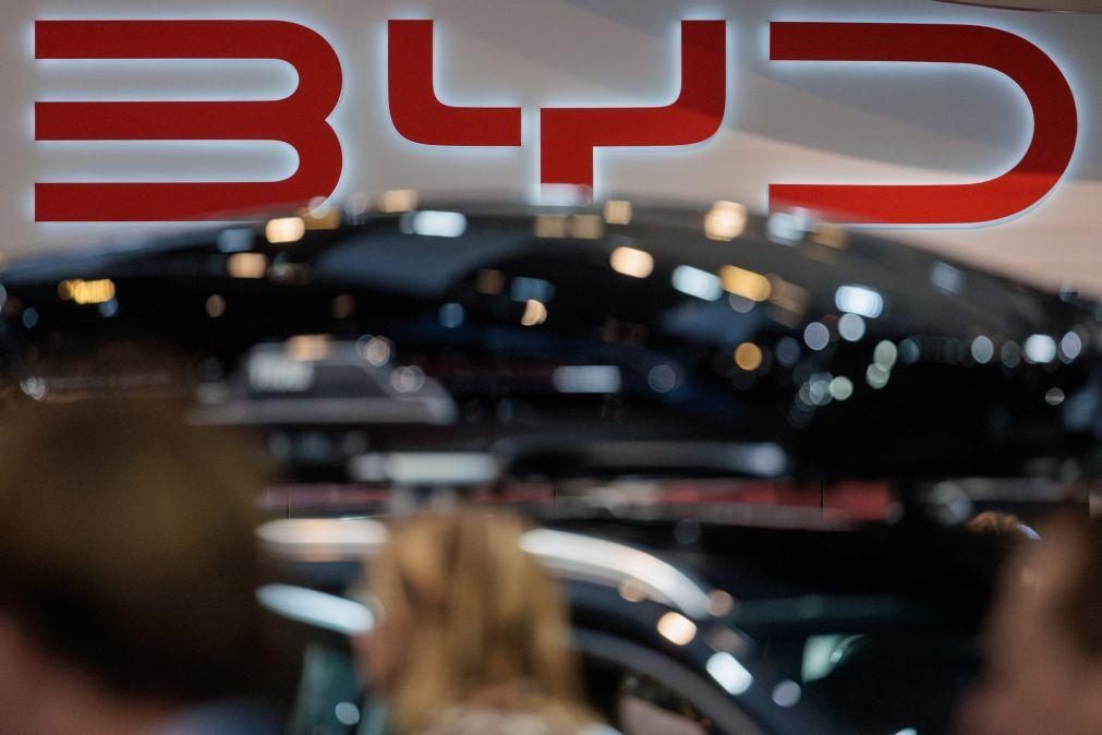 Fabricantes de automóveis chineses caem na bolsa após BYD alimentar guerra de preços