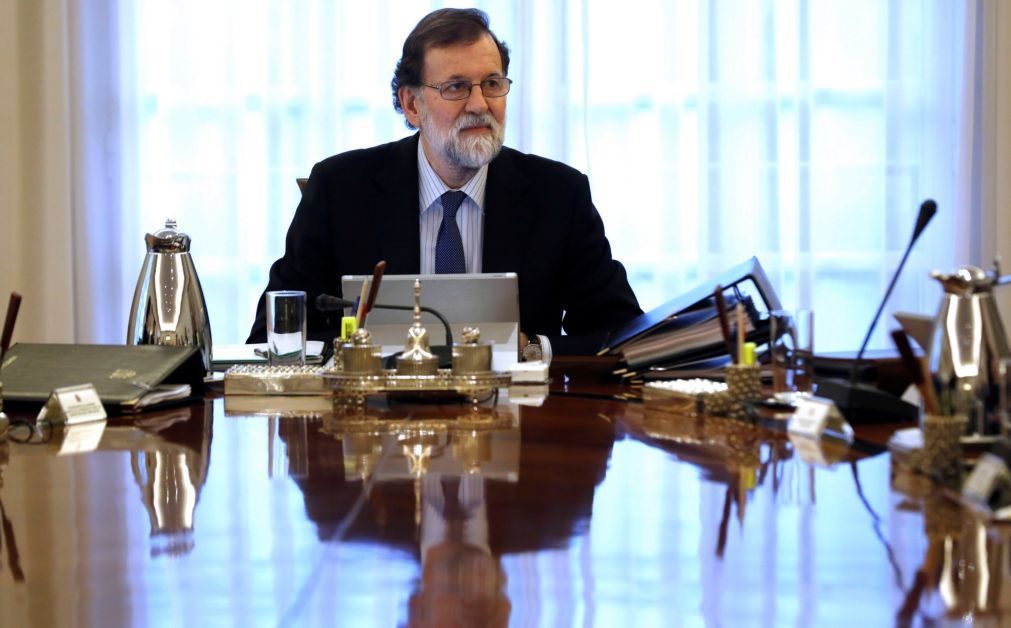 Catalunha: Rajoy avisa que vai manter intervenção se Puigdemont for investido à distância