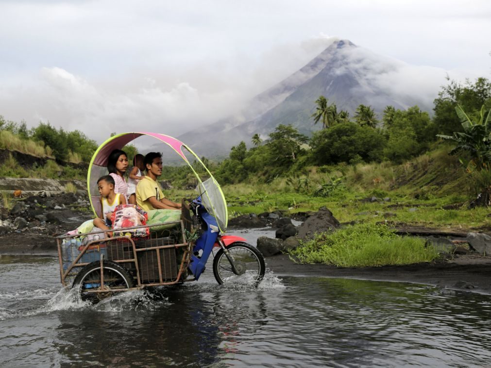 Filipinas: Mais de 15 mil pessoas retiradas da zona do vulcão Mayon