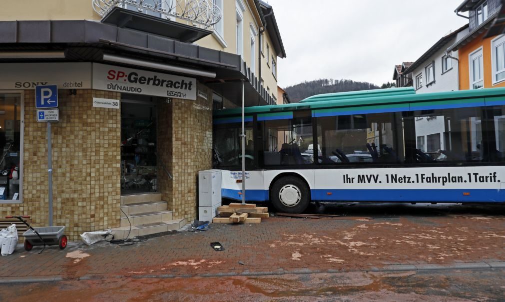 Novo balanço. Acidente com autocarro escolar na Alemanha fere 48 pessoas
