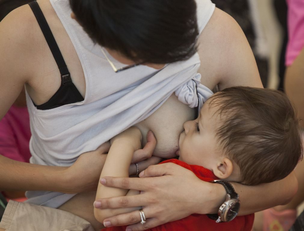 Ajuda de profissionais no início da amamentação promove aleitamento materno
