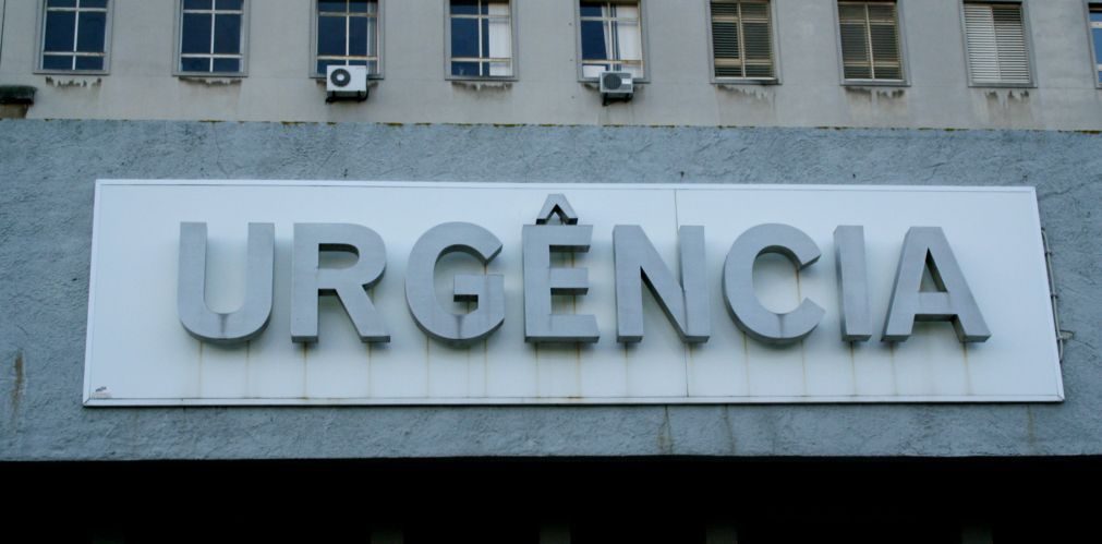 Médica vai contra a porta do Hospital de Cascais com um BMW