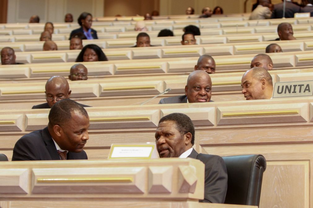 Líder da UNITA deixa parlamento angolano