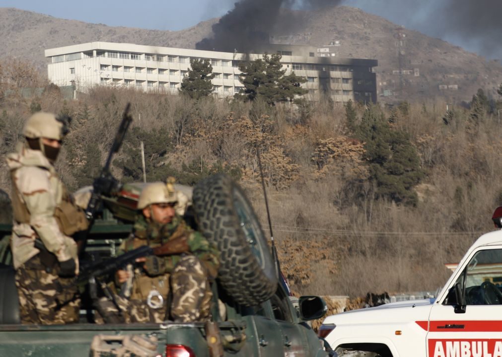 Afeganistão: Pelo menos 22 corpos retirados de hotel atacado em Cabul