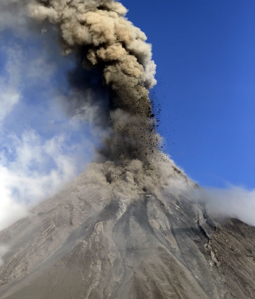 Vulcão nas Filipinas continua em erupção, 40 mil pessoas procuram abrigo