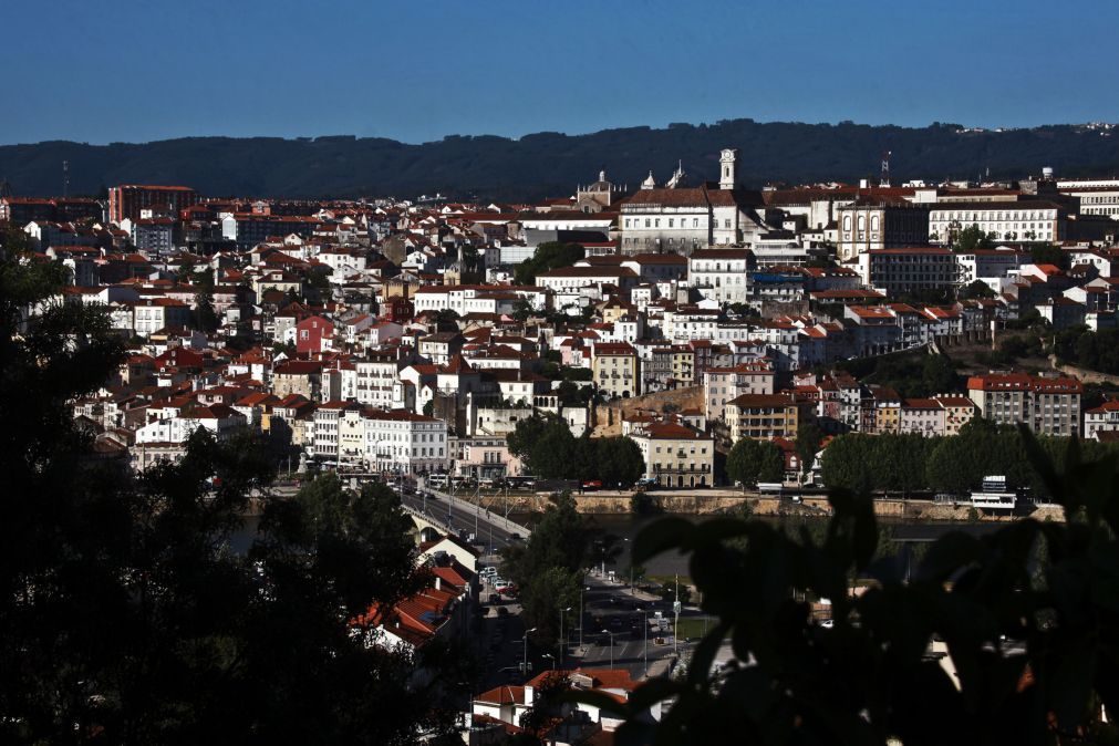 Prédio no centro de Coimbra evacuado devido a incêndio