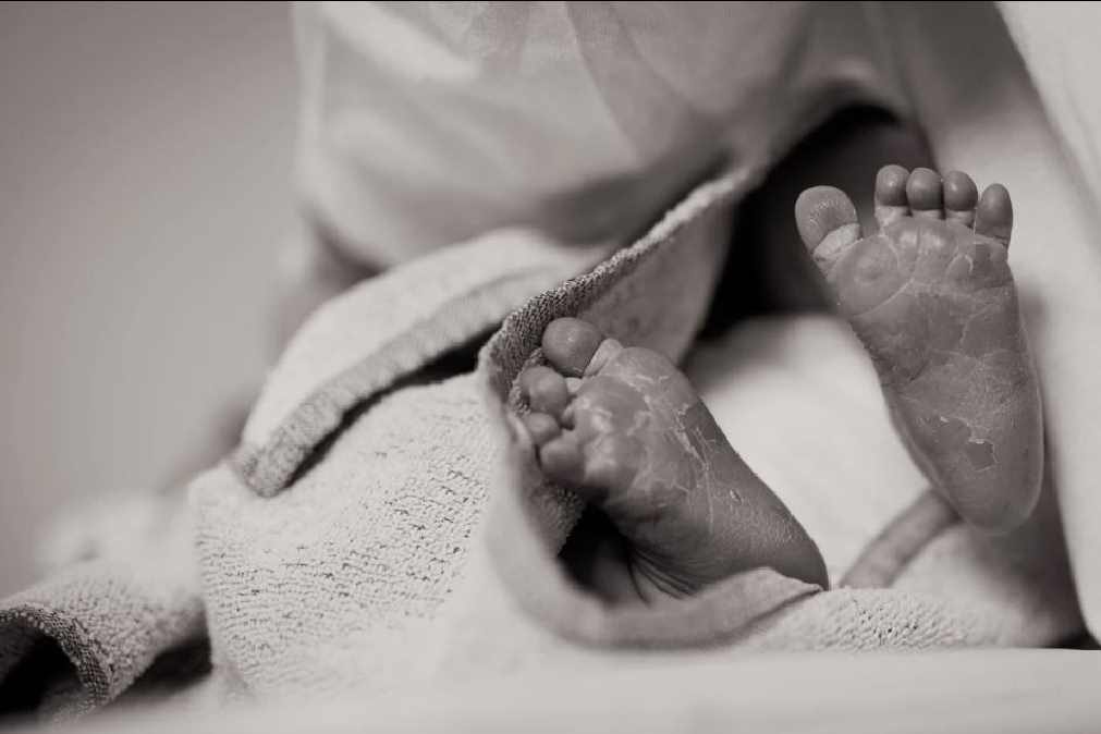 Bebé de 6 meses encontrada viva ao lado dos cadáveres dos pais num quarto de motel