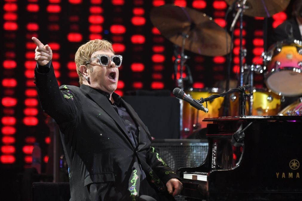 Músico Elton John anuncia despedida dos palcos com digressão de 300 concertos