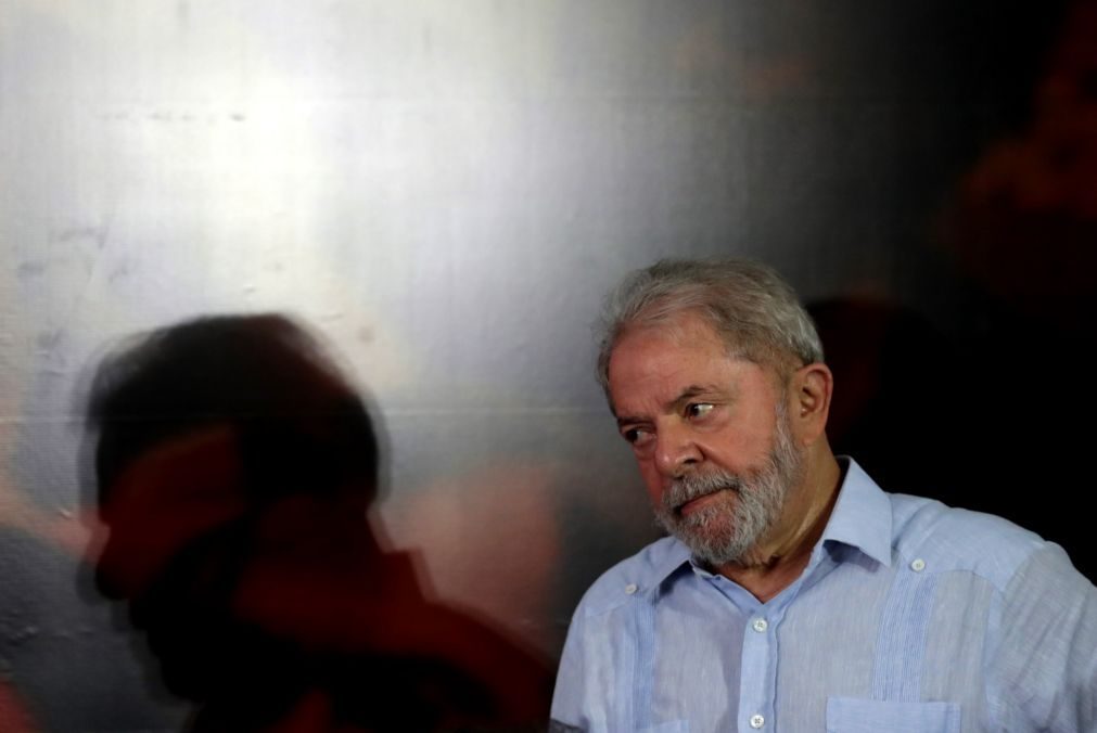 Justiça brasileira retira passaporte e impede Lula da Silva de sair do país
