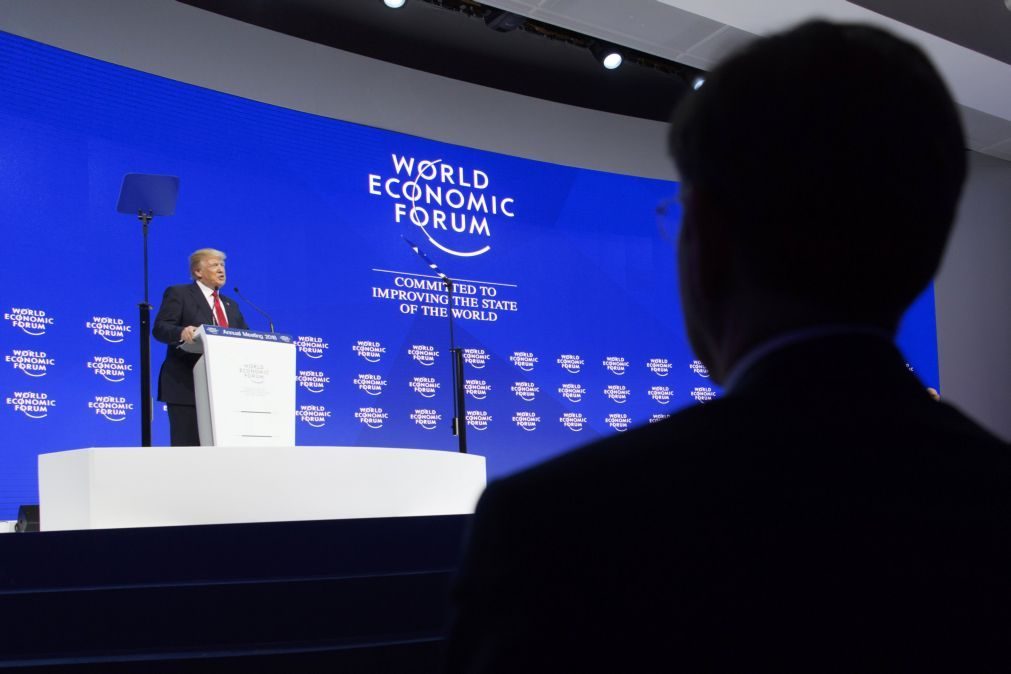 Trump vaiado e assobiado em Davos após mais um ataque contra a imprensa