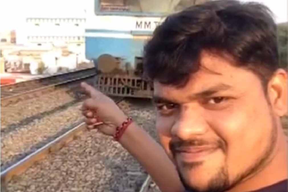 Tira selfie perto da linha ferroviária e é colhido por comboio