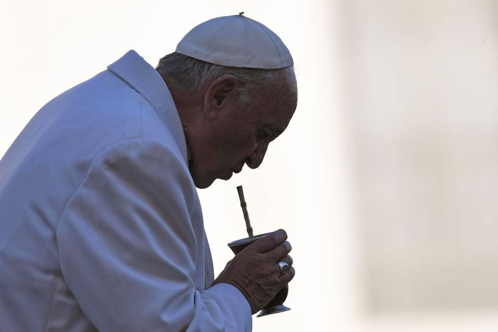 Papa Francisco cancela eventos após doença. Foi visto a tossir e assoar-se