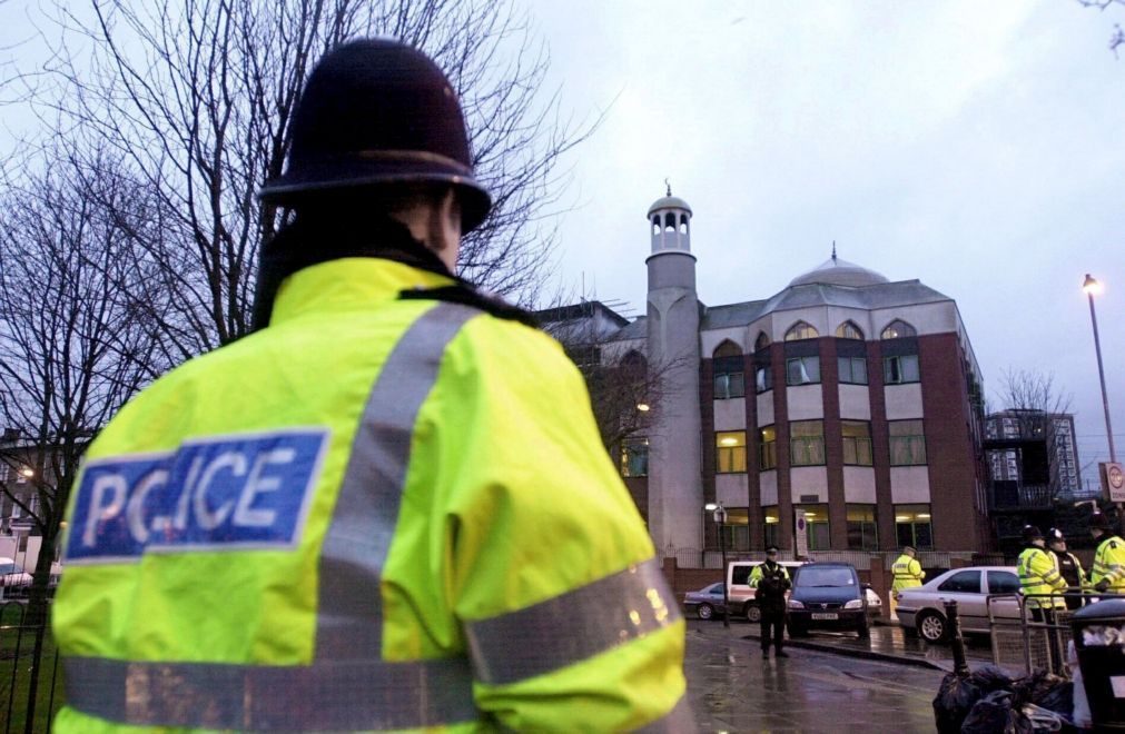 Homem com pistola 'taser' junto ao parlamento de Londres