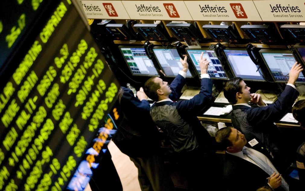 Pânico em Wall Street leva índices a afundar com fortes perdas